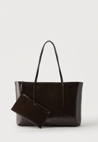 Επιλέχθηκε, dark brown