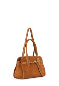 Sac à main en suède marron avec poignées doubles, une forme structurée, des accents en métal doré, et une lanière décorative centrale avec une boucle en métal.