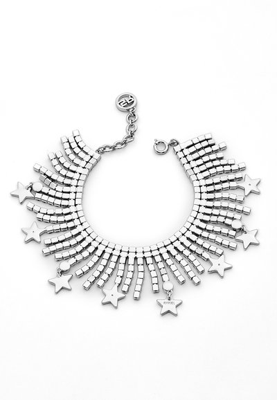 Bracelet en métal argenté arborant une forme de éventail avec de petits charms en étoile, des maillons carrés texturés et une fermeture à verrou.