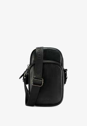 Mała czarna torebka na ramię z teksturowanej skóry, z przednią kieszenią na suwak, regulowanym paskiem oraz wytłoczonym logo marki na środku na dole.