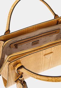 Guess Bolso de mano - gelb