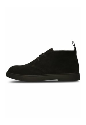 Schwarzer Veloursleder-Stiefelette mit zwei Schnürösen, einer Zuglasche an der Ferse und einer flachen Gummisohle.