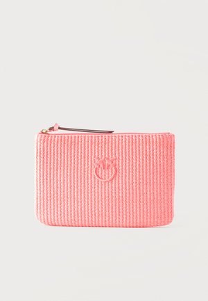 Pochette rectangulaire tissée rose avec une fermeture éclair sur le dessus et un petit logo circulaire brodé au centre.