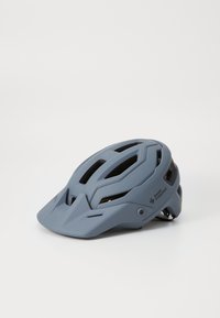 Casco da ciclismo grigio con design aerodinamico, aperture di ventilazione e visiera. Realizzato in plastica stampata con finitura opaca.