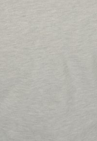 Tessuto grigio a coste con una sottile texture, caratterizzato da sottili righe verticali e un aspetto morbido e leggero.