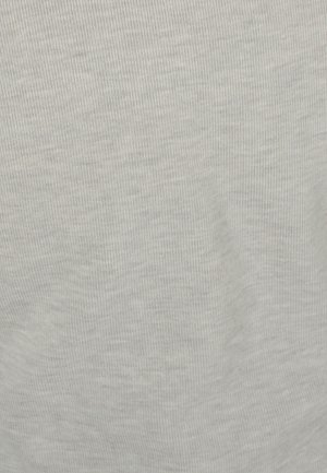 Tessuto grigio a coste con una sottile texture, caratterizzato da sottili righe verticali e un aspetto morbido e leggero.