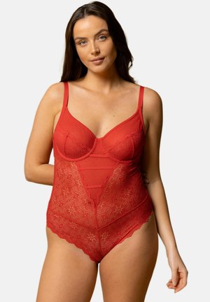 Bodysuit en dentelle rouge avec des motifs floraux complexes, bonnets avec armatures et bretelles ajustables. Présente une texture transparente et des bords à volants.