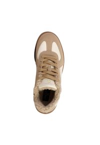 Sneaker beige e bianco con morbido rivestimento in pelliccia, materiale scamosciato e design della punta arrotondata. Caratterizzata da lacci beige e suola in gomma testurizzata.