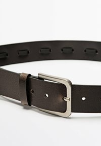 Cintura in pelle marrone scuro con finitura texturizzata, dotata di una fibbia in metallo argentato e fori regolari per la regolazione.