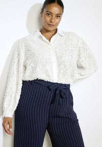 LolaLiza TEXTURED - Bluza z gumbi - optical white