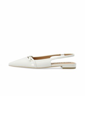 Merceditas slingback blancas con punta en forma de pico, tacón bajo y detalle decorativo de nudo en la parte delantera.