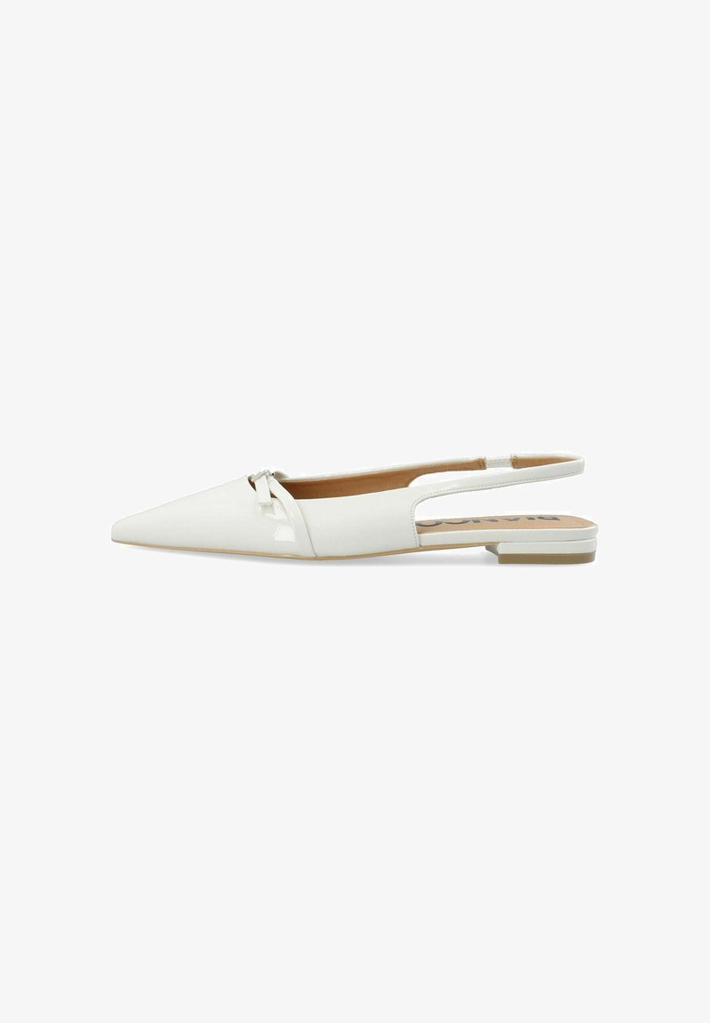 Ballerines slingback blanches à bout pointu, petit talon et nœud décoratif sur le devant.