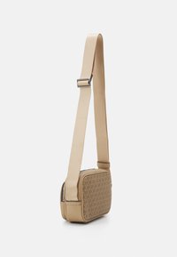 Michael Kors ZIP CAMERA BAG UNISEX - Rankinė per petį - smokey olive
