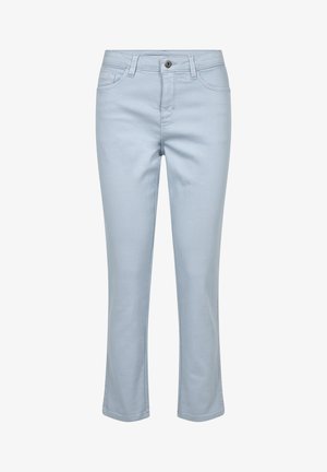 Világoskék farmernadrág, klasszikus öt zsebes kialakítással, egyenes szárú fazonnal, cipzáros megoldással és gombos záródással.