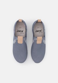 En par grå slip-on avslappnade skor med beige dragflikar och randig tygöverdel, sedd ovanifrån, märkt "Jana Soft Line" storlek 37H.