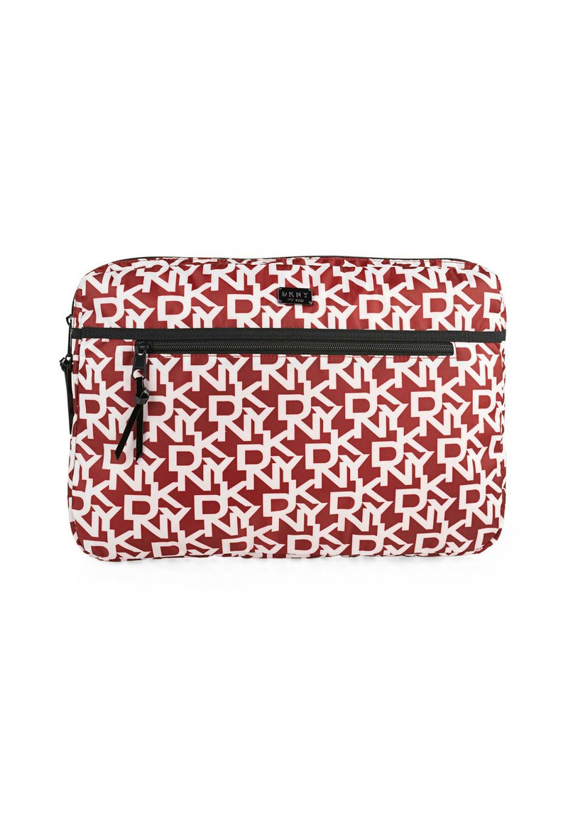 Bolsa para laptop con cremallera de DKNY en rojo y blanco, con un patrón geométrico, que presenta herrajes negros, una textura suave y un bolsillo frontal.