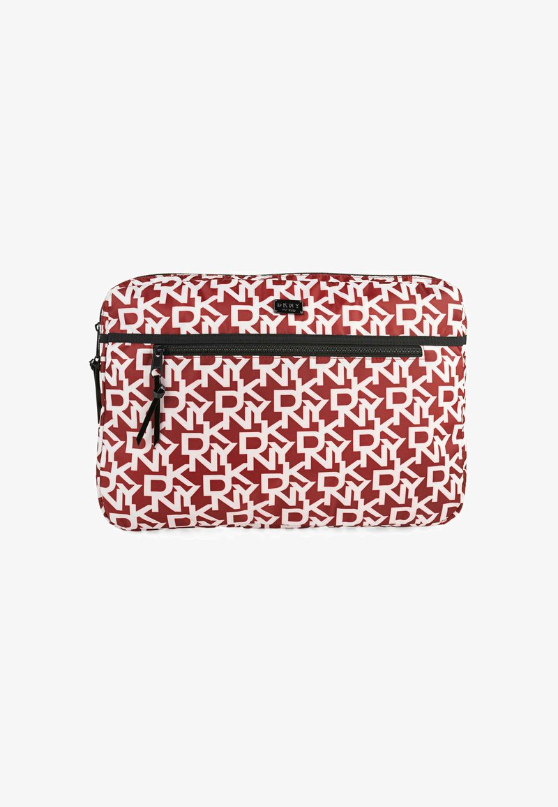 Bolsa para laptop con cremallera de DKNY en rojo y blanco, con un patrón geométrico, que presenta herrajes negros, una textura suave y un bolsillo frontal.