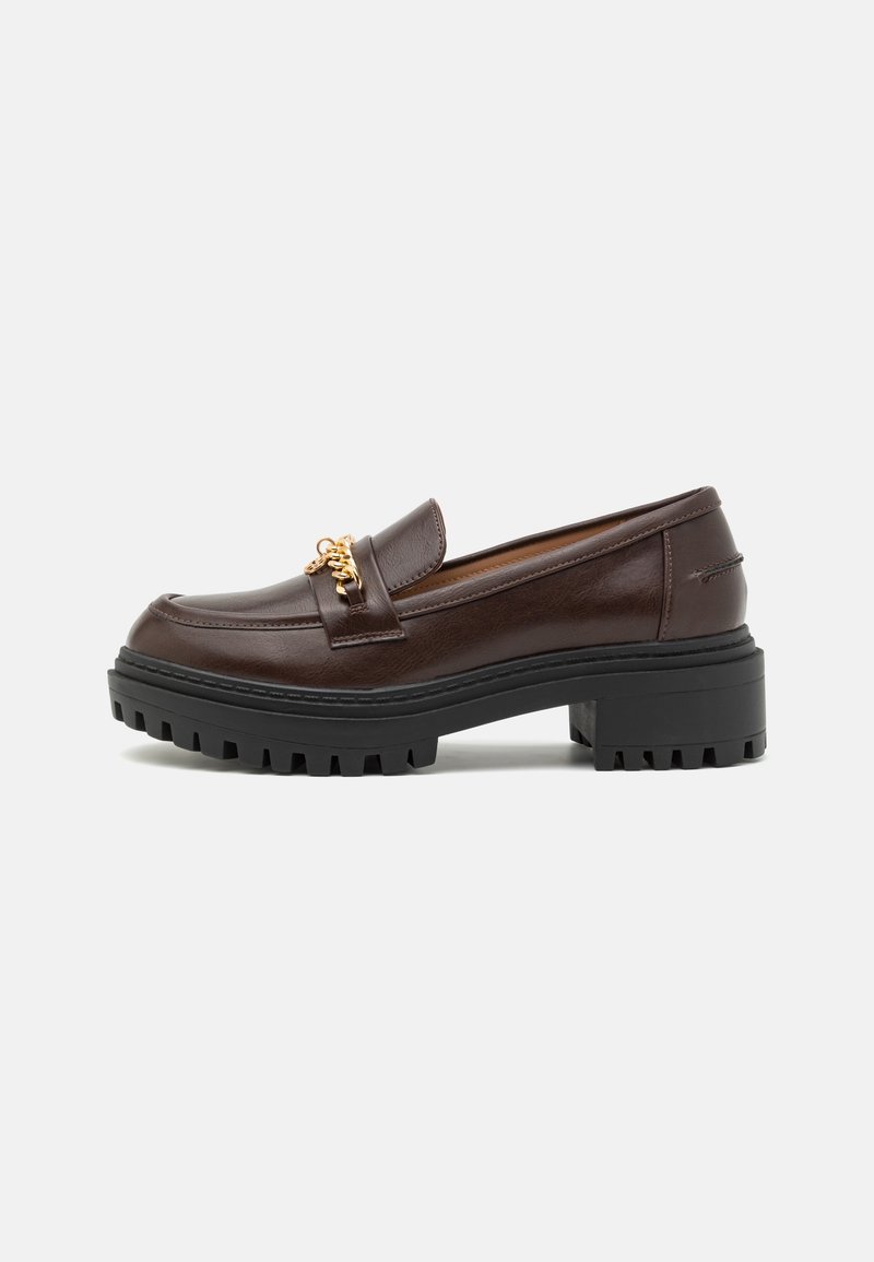 Mocassin en cuir marron foncé avec semelle épaisse crantée noire et détail de chaîne dorée sur le dessus, vu de côté extérieur.