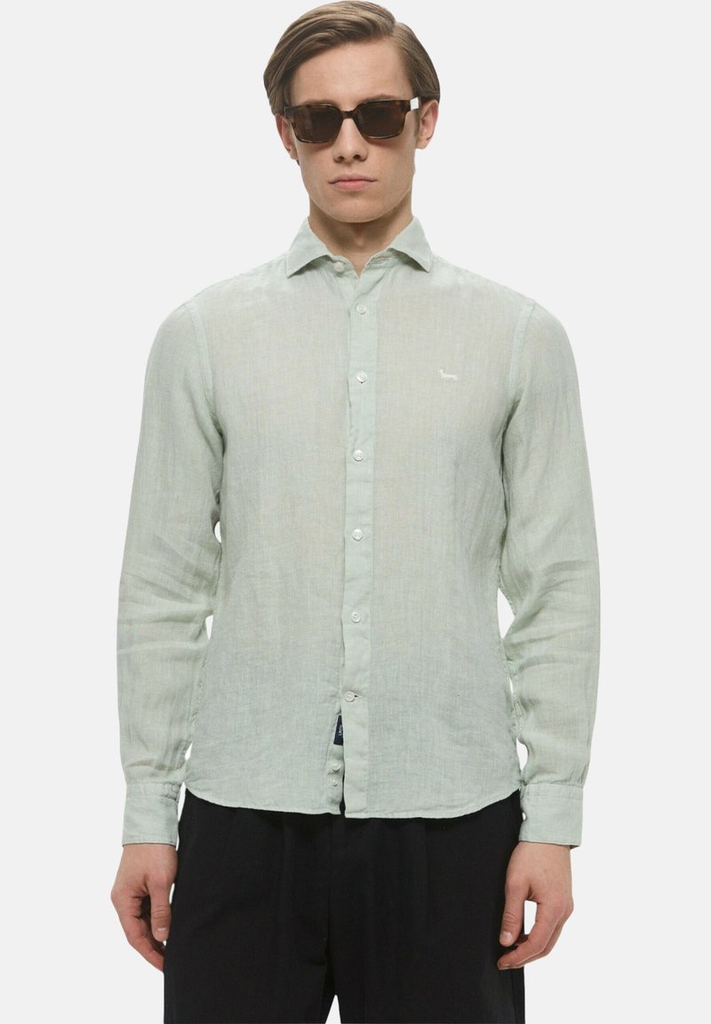 Camicia button-up a maniche lunghe di colore verde menta, realizzata in lino leggero. Tessuto con una leggera texture e un piccolo logo sul petto.