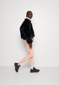 adidas Originals JOGGER - Treningo apatinė dalis - ambient blush