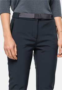Pantalons de plein air gris foncé avec une finition texturée, dotés d'une large ceinture, de poches latérales zippées et d'une coupe ajustée pour une utilisation active.