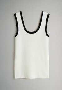 Biele tielko s okrúhlym výstrihom a hrubými čiernymi ramienkami, s jemnou štruktúrou a priliehavým strihom. Bez vzorov alebo ozdôb.