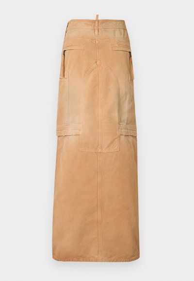 Μακριά μπεζ φούστα cargo με πολλαπλές τσέπες και εμφανείς ραφές, εμφανίζεται σε απλό λευκό φόντο.