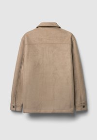 Giubbotto in suede beige con colletto, taglio dritto e polsini con bottoni. Texture liscia, cuciture minimal e senza motivi visibili.
