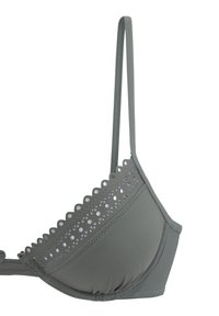 Olivgrüner Bikini-Oberteil mit verstellbaren Trägern, gewelltem Rand und ausgeschnittenem Muster entlang des oberen Bandes. Glatte Stofftextur.