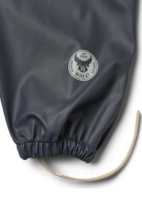 Granatowa wodoszczelna kurtka przeciwdeszczowa z elastycznymi mankietami, zdobiona okrągłym szarym logo z wizerunkiem łosia oraz napisem "WHEAT - DANSKI DESIGN ZALOŻONY W 2002 R."