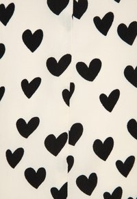 Tissu blanc avec un motif intégral de cœurs noirs pleins, espacés de manière irrégulière.