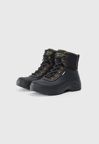 Par de botas de caminhada impermeáveis, robustas, em preto e verde oliva, com solas grossas e ilhós para atacadores, da marca Barbour.