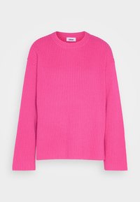 Pull en maille côtelée rose vif à manches longues et col rond, présenté sur un fond blanc uni.