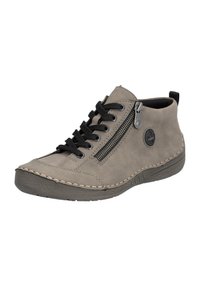 Chaussure montante en suède gris avec des lacets noirs, fermeture à glissière sur le côté et semelle en caoutchouc. Détail de couture remarquable le long de la semelle et accent de logo.