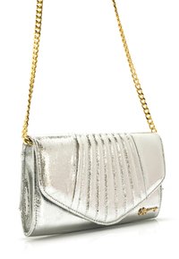 Pochette in metallo argento con design trapuntato, tracolla a catena e superficie liscia; presenta una patta pieghevole e un sottile dettaglio di branding.
