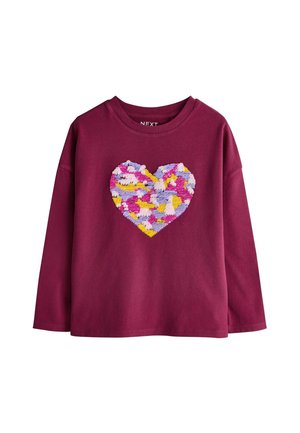Chemise à manches longues bordeaux avec un motif cœur texturé multicolore en rose, jaune, blanc et violet sur le devant.
