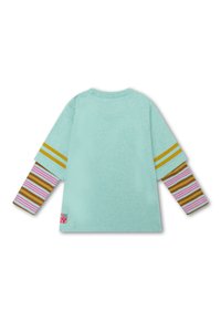 Lichtblauwe lange mouwen shirt met een effen achterkant. Gestreepte mouwen in roze, bruin en geel, met lichte accentdetails in de manchetten.