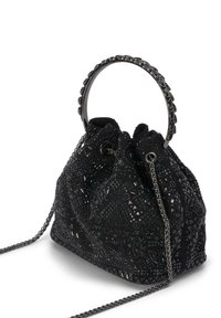 Bolso tipo bucket de tela negra con un intrincado diseño de cuentas, un asa circular plateada y una correa de cadena desmontable para opciones de transporte versátiles.