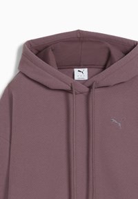 Paarse hoodie van een textuurstof, met een trekkoord kap en een klein zilveren Puma-logo op de borst. Kenmerkt zich door een stevige stikseldesign.