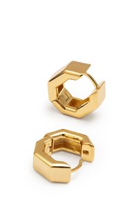 Pendientes de aro de oro con un diseño hexagonal, que presentan una superficie brillante, un cierre seguro y una textura suave. En general, tienen un aspecto elegante y moderno.
