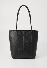 Sac fourre-tout noir avec des motifs géométriques brodés, fabriqué en cuir lisse, doté de deux longues poignées et d'un discret détail de logo.