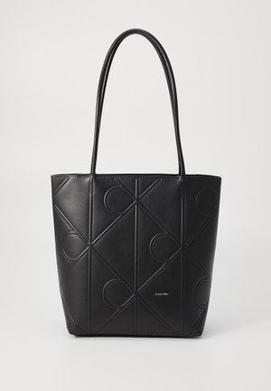 Zwarte tote bag met gestikte geometrische patronen, gemaakt van soepel leer, met twee lange hengsels en een subtiele logo-detail.