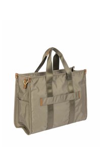 Sac fourre-tout rectangulaire vert olive en nylon durable. Il possède des poignées doubles, une sangle frontale et des accents en cuir marron.