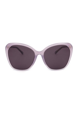 Occhiali da sole viola oversize a forma di occhi di gatto con lenti scure e sottili aste, mostrati frontalmente su sfondo bianco.