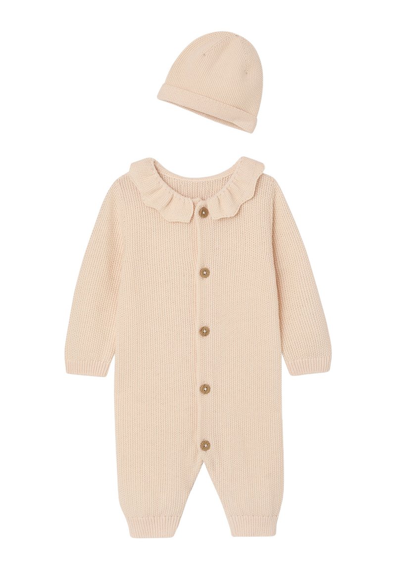 Hellrosa gestrickter Baby-Overall mit Rüschenspalte, vorderem Knopfverschluss und passender Mütze, ausgestattet mit einem strukturierten Stoff.
