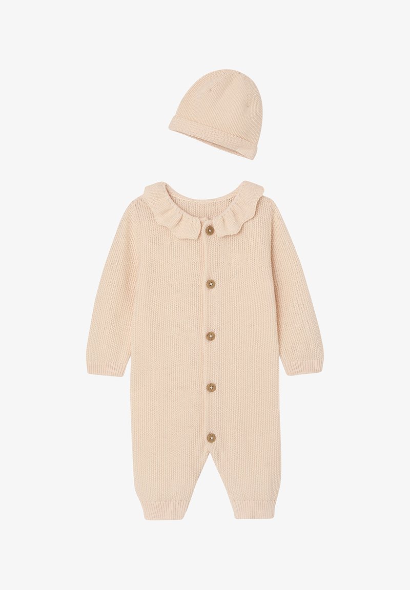 Hellrosa gestrickter Baby-Overall mit Rüschenspalte, vorderem Knopfverschluss und passender Mütze, ausgestattet mit einem strukturierten Stoff.