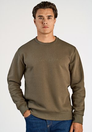 Olijfgroene sweatshirt van een gestructureerde stof, met een ronde hals en geribde manchetten, met "LINDBERGH" in lichtgroen opgedrukt op de voorkant.
