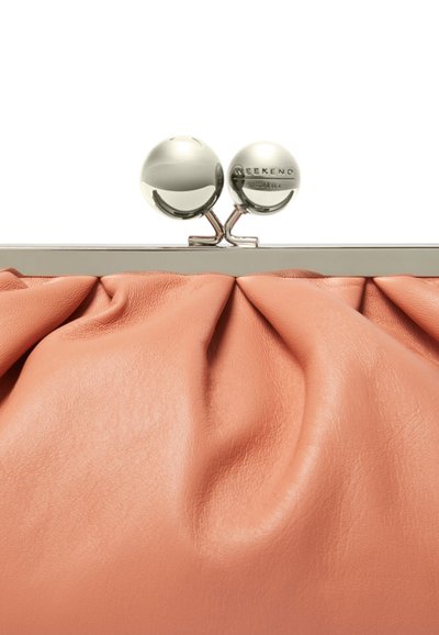 Clutch in pelle pesca con texture arricciata, telaio in metallo argentato e due chiusure tonde, caratterizzato da una finitura liscia e una leggera lucentezza.