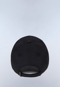 Sort kasket med en rund form, lavet af glat stof, med en justerbar rem bagpå og ventilationsøjer for åndbarhed.