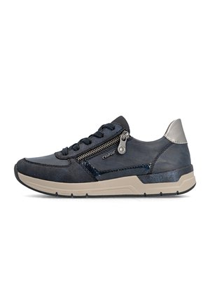Dunkelblauer Sneaker mit beiger Sohle, schwarzen Schnürsenkeln, seitlichem Reißverschluss und einem metallisch silbernen Patch an der Ferse, im Profil auf weißem Hintergrund abgebildet.